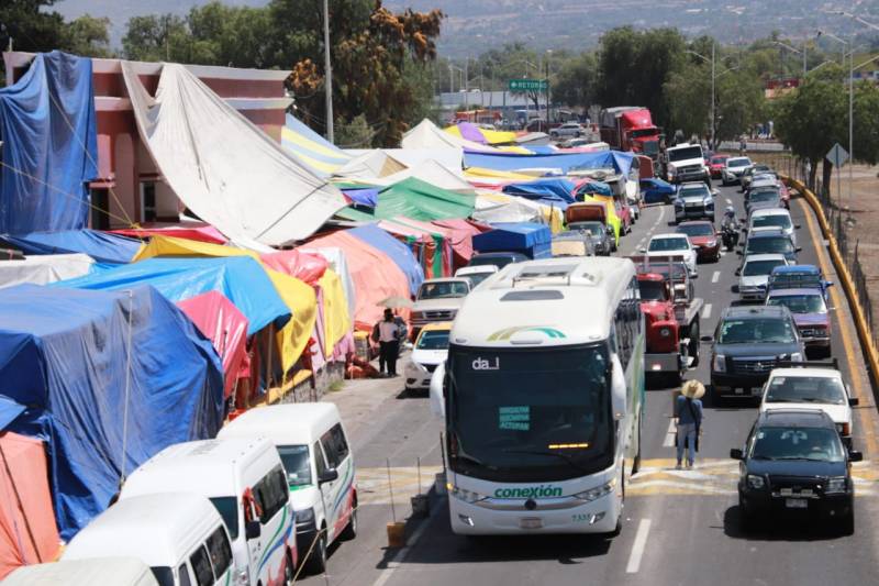 Filas kilométricas de autos y alta concurrencia en El Arenal