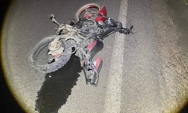 Muere un hombre a bordo de su motocicleta