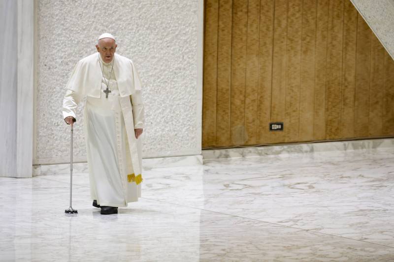 Hospitalizan al Papa Francisco