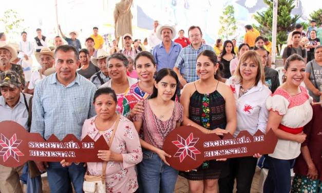 Entregan apoyos para la salud y vivienda en La Sierra Gorda