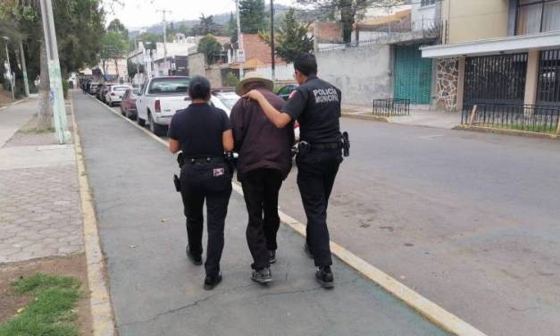 Policías de Pachuca resguardan a persona extraviada en la capital