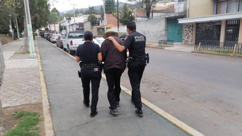 Policías de Pachuca resguardan a persona extraviada en la capital
