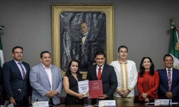 Esther Ramírez entrega Cuenta Pública 2022 a legisladores