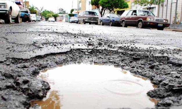 Plantean que municipios paguen daños generados por baches