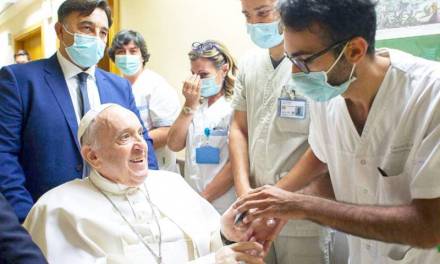 Papa Francisco salió del hospital en Roma