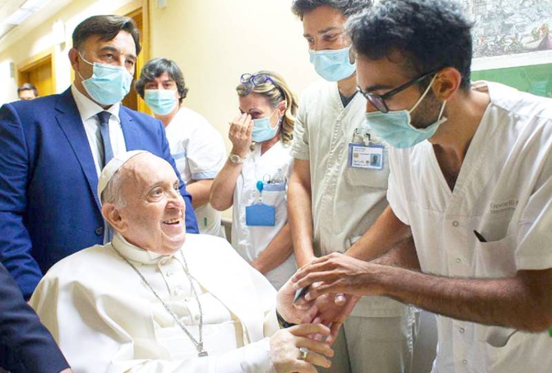 Papa Francisco salió del hospital en Roma
