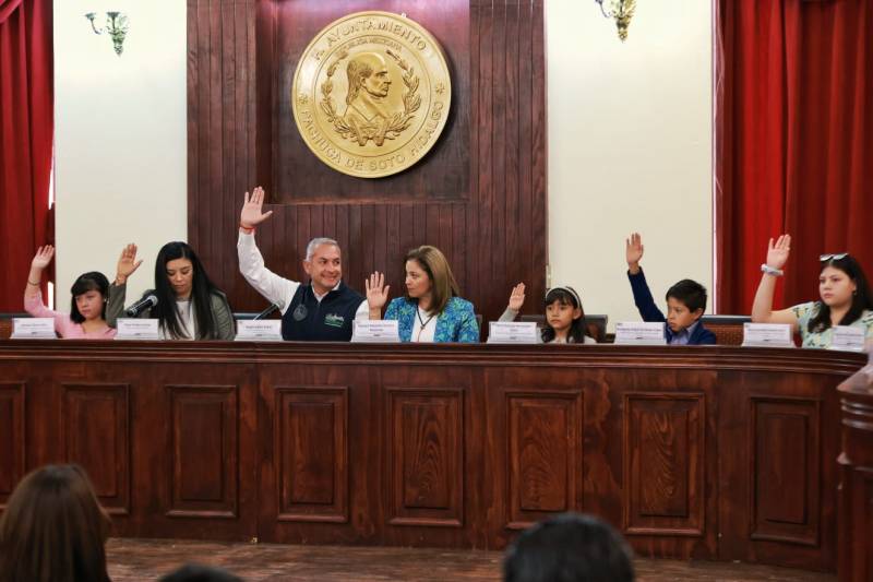 Sergio Baños toma protesta a Comité Infantil y Adolescente de Pachuca