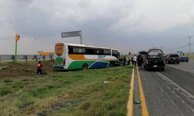 Chofer de autobús evita choque y sale de la carretera
