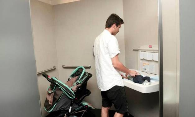 Plantean instalar cambiadores de pañales en los baños públicos masculinos