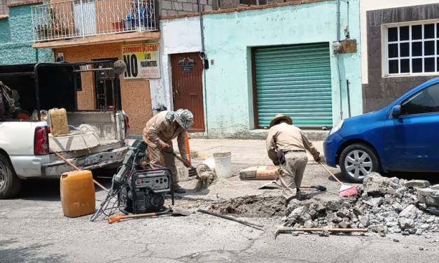 Atienden calle dañada por socavón