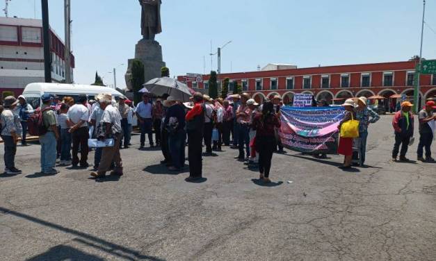 Se manifiestan campesinos en Plaza Juárez