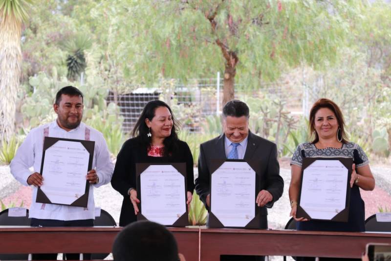 Menchaca firmó tres convenios con la federación