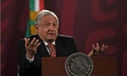 Congreso de Perú declara al presidente de México como persona non grata