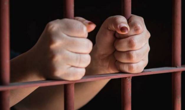Vinculan a proceso a una mujer por homicidio