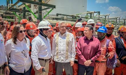 Menchaca acompañó a AMLO en recorrido por Refinería de Tula