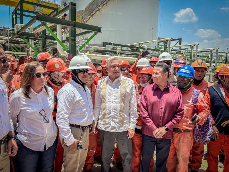 Menchaca acompañó a AMLO en recorrido por Refinería de Tula