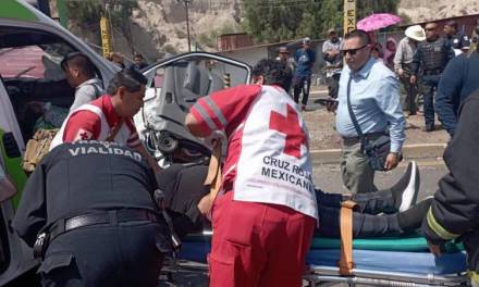 Choque entre Urvan del Tuzobús y camioneta dejó 4 personas graves
