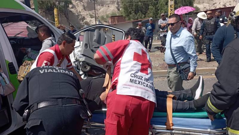 Choque entre Urvan del Tuzobús y camioneta dejó 4 personas graves