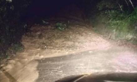 Derrumbe bloquea carretera Chalchocotipa-Coacuilco