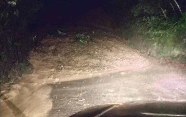Derrumbe bloquea carretera Chalchocotipa-Coacuilco