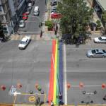 Pintan en pasos peatonales la bandera LGBT+