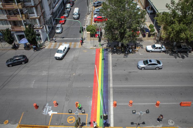 Pintan en pasos peatonales la bandera LGBT+