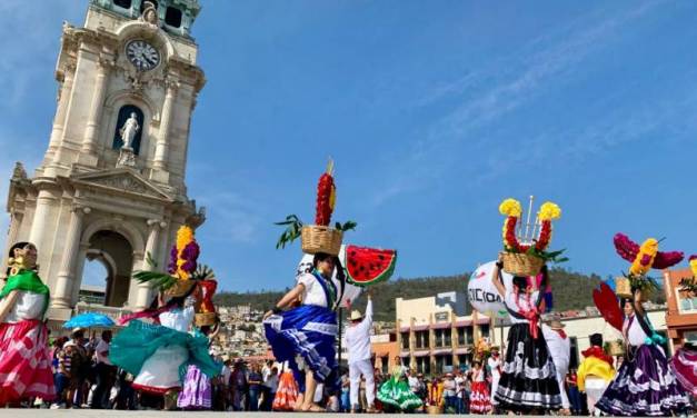 Con una Calenda llegó la Guelaguetza a Pachuca