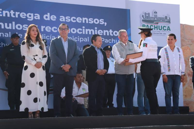 Sergio Baños entrega estímulos y ascensos a policías de Pachuca