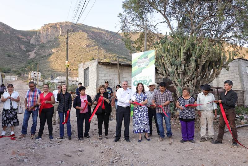 Entrega Sergio Baños drenajes sanitarios en colonias de Pachuca