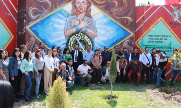 Periodistas realizan guardia de honor en mural alusivo a la libertad de expresión