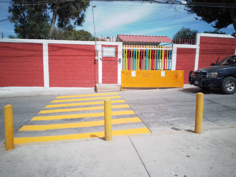 Tránsito y Vialidad realiza pinta de pasos peatonales afuera de una escuela