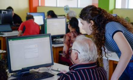 Buscan aminorar brecha digital en adultos mayores