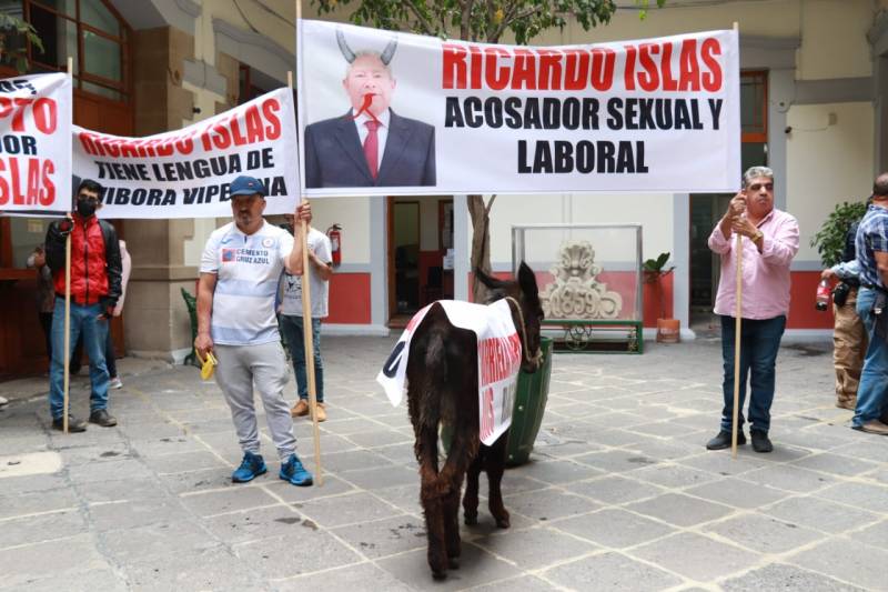 Tablajeros se manifiestan en contra del regidor Ricardo Islas
