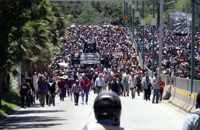 Caos en autopista del Sol, manifestantes superan a policías en Chilpancingo