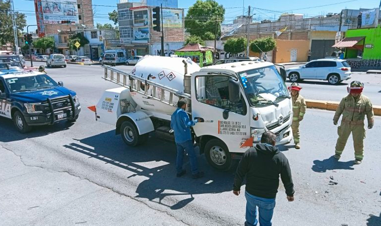 Pipa de gas choca contra autobús en Actopan