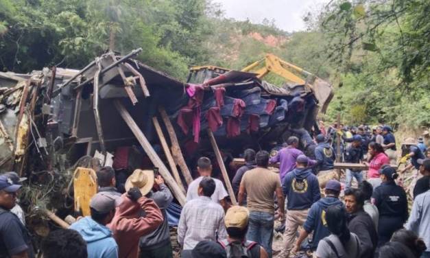 Vuelca autobús y mueren 27 personas en Oaxaca