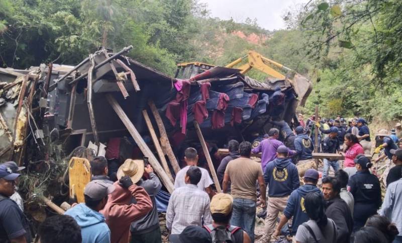 Vuelca autobús y mueren 27 personas en Oaxaca