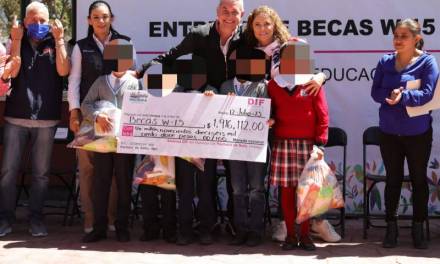 Sergio Baños y Bárbara Montaño entregan becas a más de 800 niñas y niños