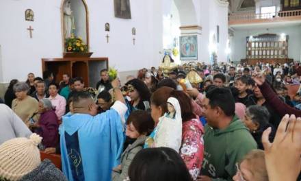 Feligreses celebran a la Virgen de la Asunción