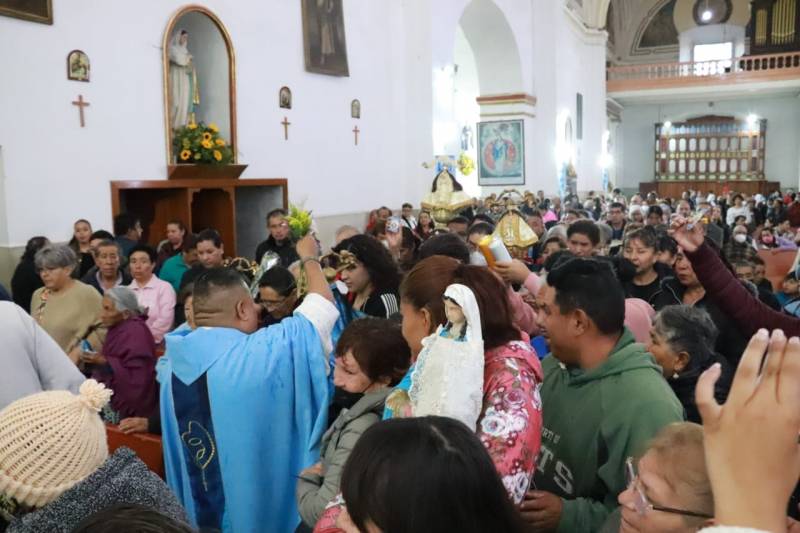 Feligreses celebran a la Virgen de la Asunción