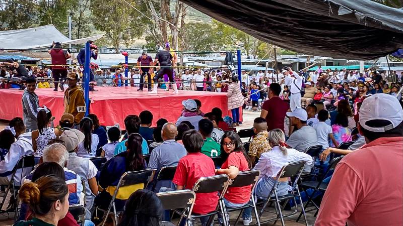 Presentan exhibición de lucha libre en el Cereso de Pachuca