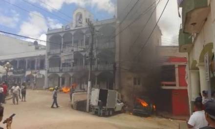 Pobladores de Zacualtipán protestan e incendian patrulla por muerte de adulto mayor