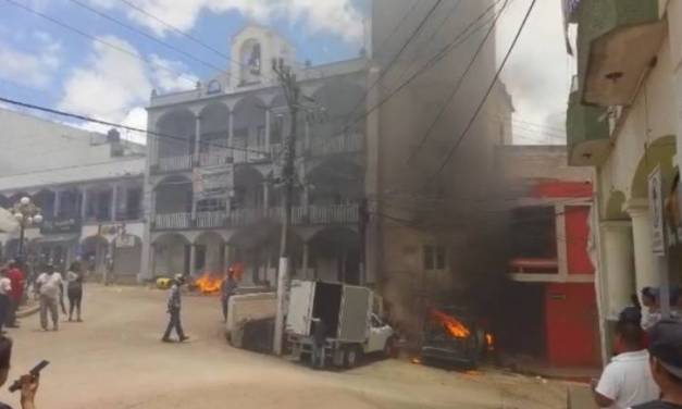 Pobladores de Zacualtipán protestan e incendian patrulla por muerte de adulto mayor