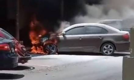 Cortocircuito provoca incendio de un vehículo particular