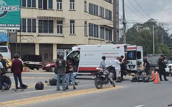 Choque de motociclistas en el crucero de Tianguistengo