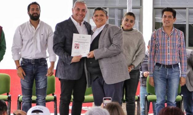 Entrega Sergio Baños nuevos tarjetones a comerciantes