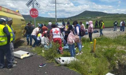 Choque entre tren y un autobús deja 3 muertos en Emiliano Zapata
