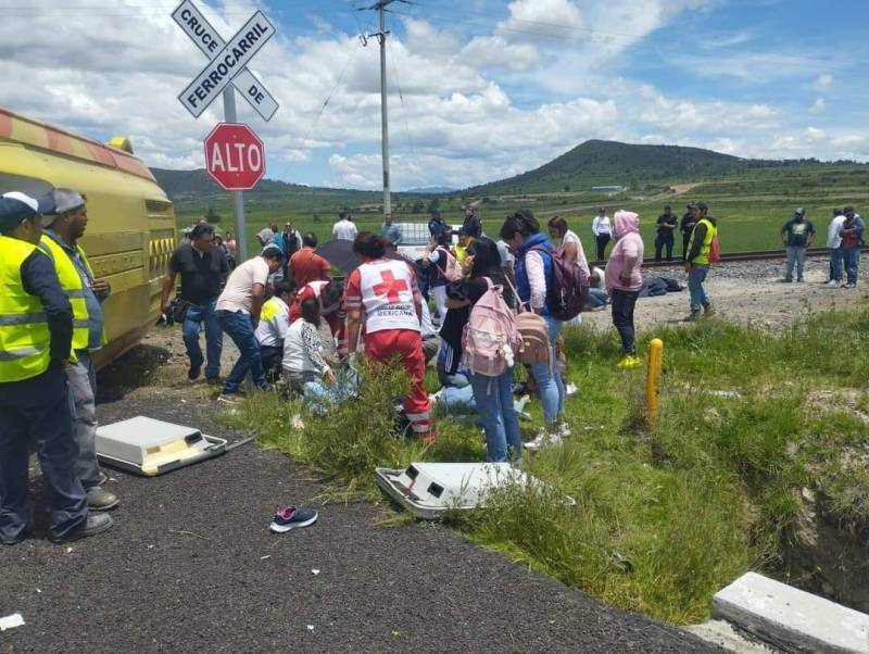 Choque entre tren y un autobús deja 3 muertos en Emiliano Zapata