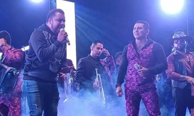 Antonio, de Mixquiahuala, canta a dueto con Edwin Luna