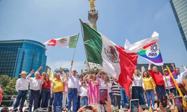 Xóchitl Gálvez recibe constancia para representar al Frente Amplio por México